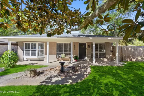 2607 Beaugez St, Ocean Springs, MS 39564