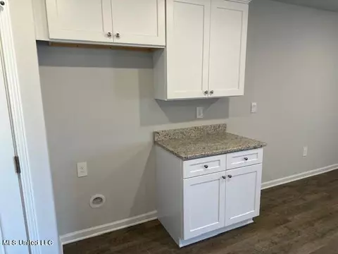 Kitchen - 1033 Enclave Cir, Long Beach, MS 39560 photo 6 of 7