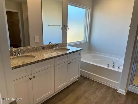 Bath - 1033 Enclave Cir, Long Beach, MS 39560 photo 4 of 6