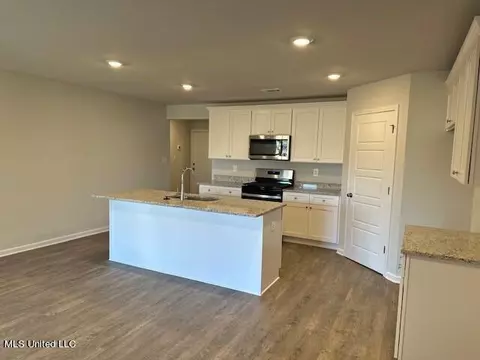 Kitchen - 1033 Enclave Cir, Long Beach, MS 39560 photo 4 of 7