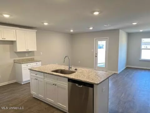 Kitchen - 1033 Enclave Cir, Long Beach, MS 39560 photo 3 of 7