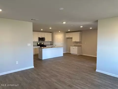 Kitchen - 1033 Enclave Cir, Long Beach, MS 39560 photo 5 of 7