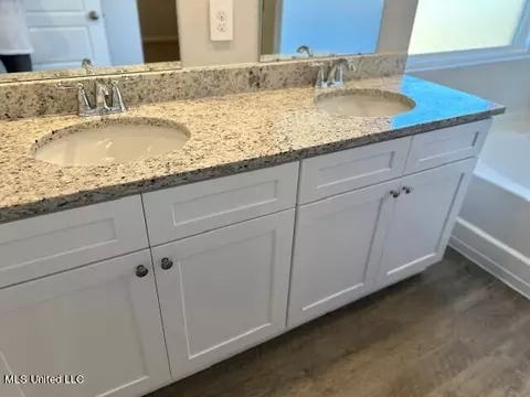 Bath - 1033 Enclave Cir, Long Beach, MS 39560 photo 3 of 6