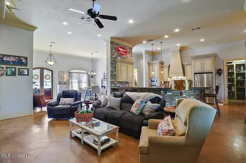 Living - 216 Allen Dr, Brandon, MS 39047 photo 2 of 4
