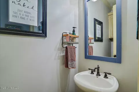 Bath - 216 Allen Dr, Brandon, MS 39047 photo 1 of 6