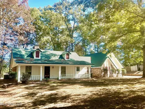 1328 Arbor Ct, Carthage, MS 39051