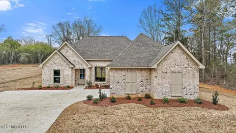 110 Ski Dr, Florence, MS 39073