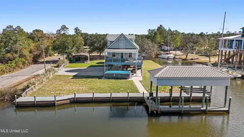 5037 Oregon St, Bay Saint Louis, MS 39520