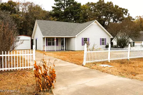 678 W Lake Dr, Holly Springs, MS 38635