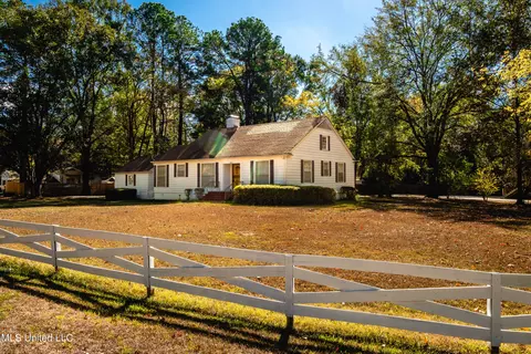 825 Colonial Cir, Jackson, MS 39211