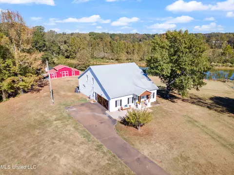 1976 Rader Creek Rd, Senatobia, MS 38668