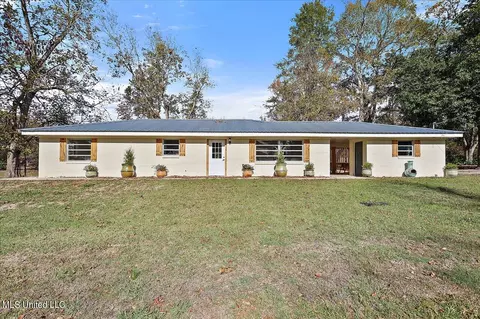 405 SW 5th St, Magee, MS 39111
