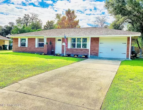 2412 Middlecoff Dr, Gulfport, MS 39507