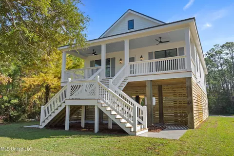 564 Royal Oak Dr, Pass Christian, MS 39571
