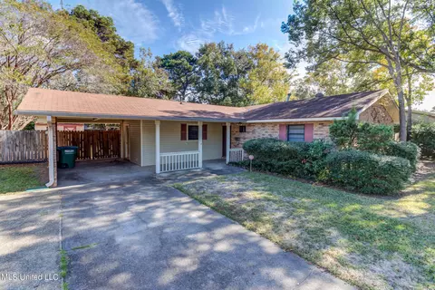 2718 Lynwood St, Pascagoula, MS 39567