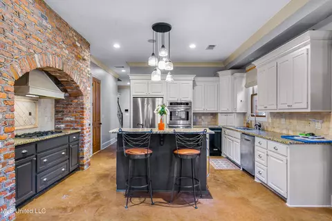 Kitchen - 147 Belle Pointe Dr, Madison, MS 39110 photo 4 of 17