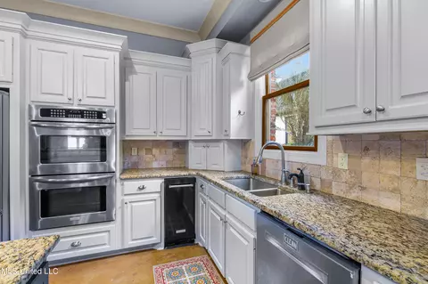 Kitchen - 147 Belle Pointe Dr, Madison, MS 39110 photo 14 of 17