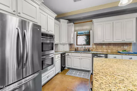 Kitchen - 147 Belle Pointe Dr, Madison, MS 39110 photo 10 of 17