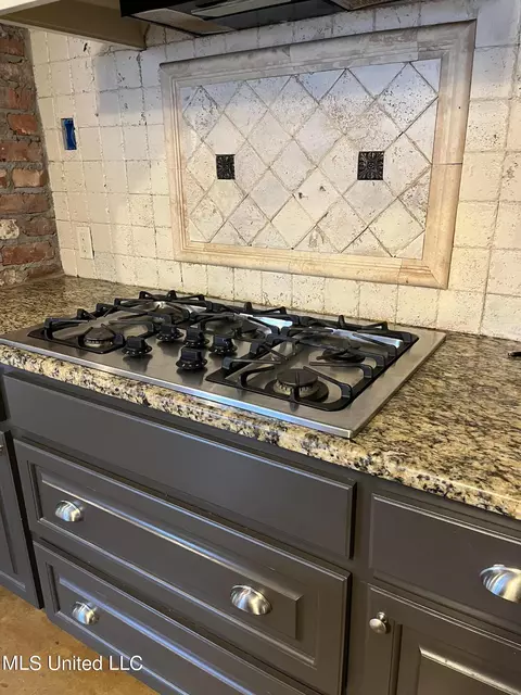 Kitchen - 147 Belle Pointe Dr, Madison, MS 39110 photo 7 of 17