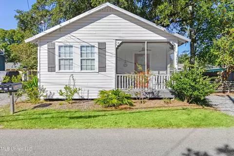 353 State St, Bay Saint Louis, MS 39520