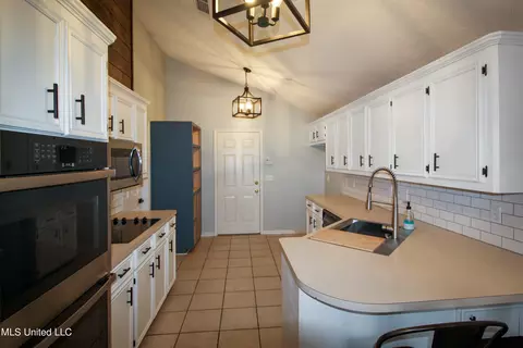 333 E Cascades Cir, Clinton, MS 39056 photo 12