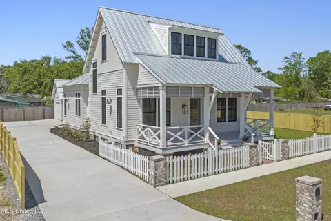425 Bills Ave, Ocean Springs, MS 39564