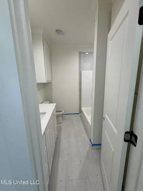 Bath - 102 Seymour Dr, Madison, MS 39110 photo 1 of 3