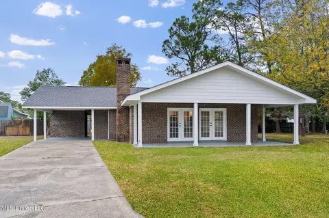 215 Corinth Dr, Bay Saint Louis, MS 39520