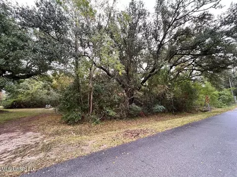 124 Old Pecan Grove Ln, Waveland, MS 39576