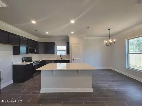860 Leeward Dr, Biloxi, MS 39532 photo 2