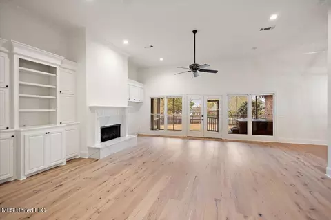 Living - 131 Savannah Bnd, Madison, MS 39110 photo 1 of 3