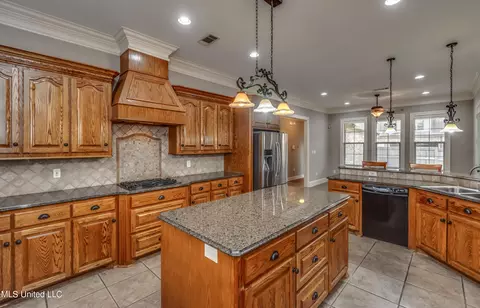 Kitchen - 105 W Legacy Dr, Brandon, MS 39042 photo 4 of 8