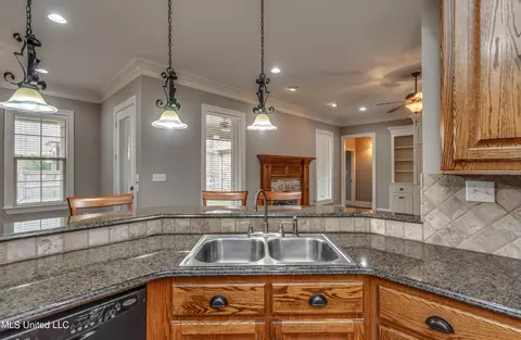 Kitchen - 105 W Legacy Dr, Brandon, MS 39042 photo 5 of 8