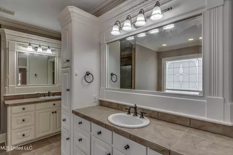 Bath - 105 W Legacy Dr, Brandon, MS 39042 photo 3 of 11