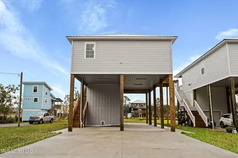10246 E Bayou View Dr, Bay Saint Louis, MS 39520
