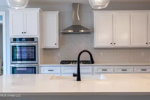 Kitchen - 10975 Wiseman Dr, Olive Branch, MS 38654 photo 3 of 4