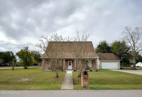 17488 Lake Breeze Dr, Saucier, MS 39574