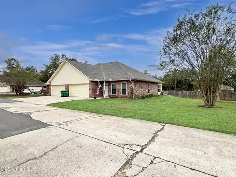 1218 Kapalama Ct, Diamondhead, MS 39525