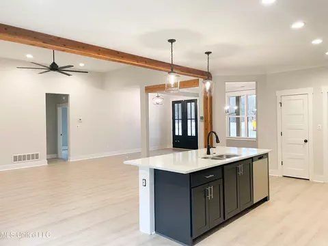 Kitchen - 5043 Camp Crossing Xing, Hernando, MS 38632 photo 4 of 5