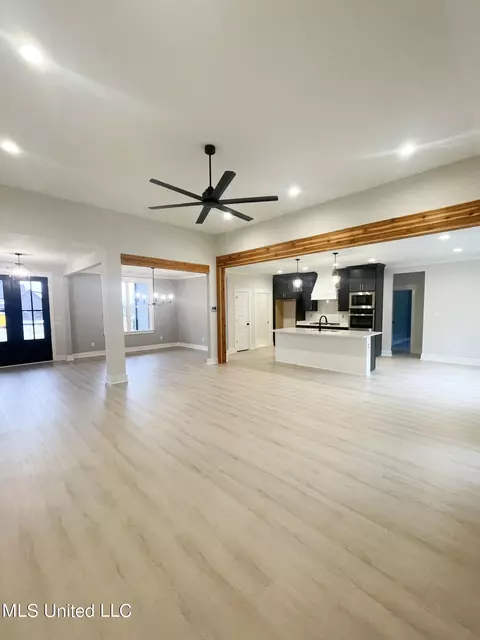 Living - 5043 Camp Crossing Xing, Hernando, MS 38632 photo 1 of 3