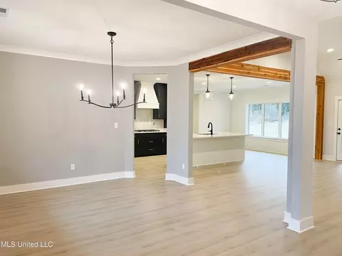 Dining - 5043 Camp Crossing Xing, Hernando, MS 38632 photo 1 of 1