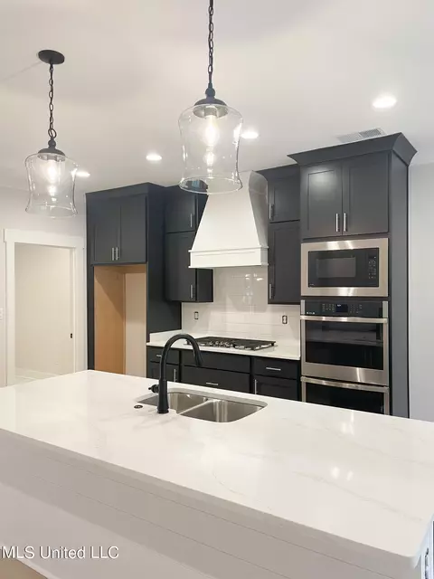 Kitchen - 5043 Camp Crossing Xing, Hernando, MS 38632 photo 2 of 5