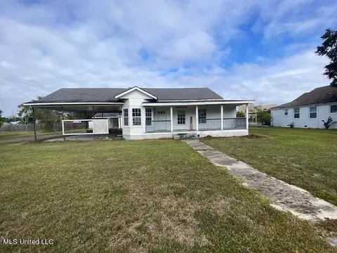 1015 Live Oak Ave, Pascagoula, MS 39567