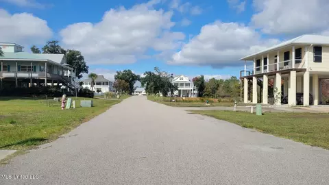 113 Sarahs Ln, Waveland, MS 39576