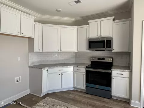 Kitchen - 5327 Malone Rd N Rd, Olive Branch, MS 38654 photo 2 of 3