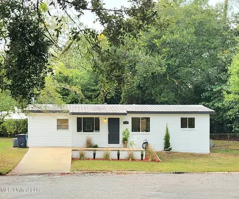 1712 Carpenter Ct, Ocean Springs, MS 39564