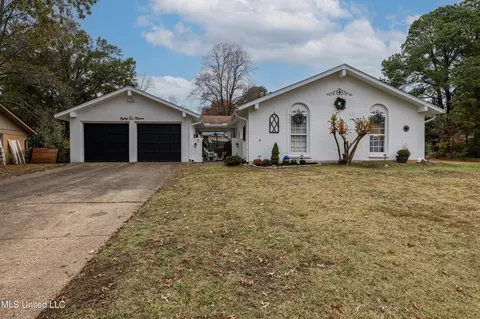 8215 Chesterfield Dr, Southaven, MS 38671