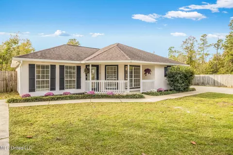 402 Seventh St, Bay Saint Louis, MS 39520