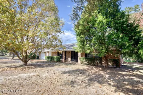 3825 Riverwood Dr, Moss Point, MS 39563