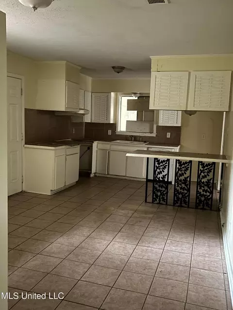 975 Valencia St, Jackson, MS 39204 photo 4